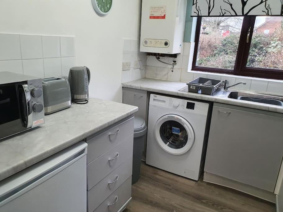 Apartment Lovely City Studio Near Station. Off Road Parking. *