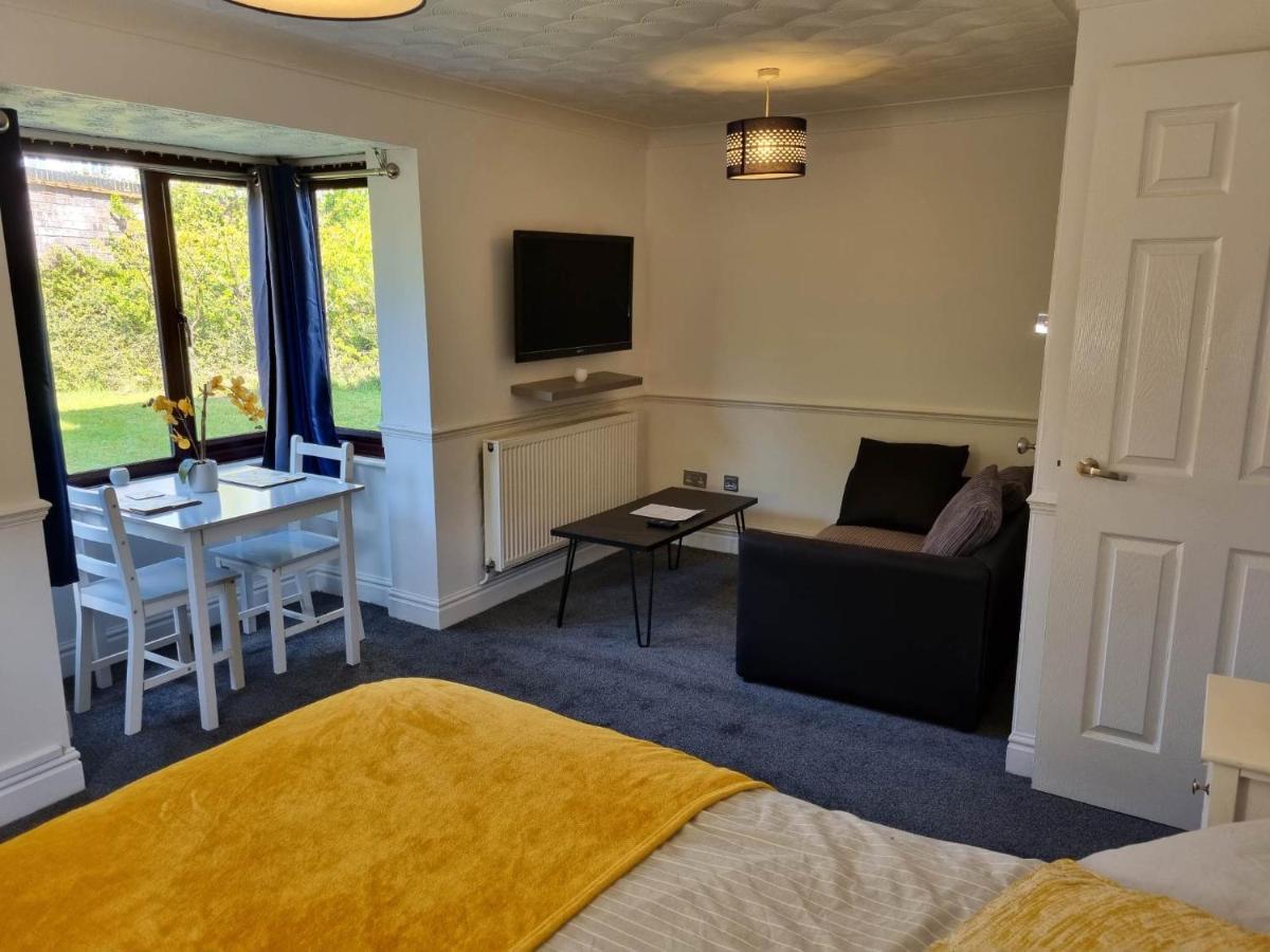 Apartment Lovely City Studio Near Station. Off Road Parking. *