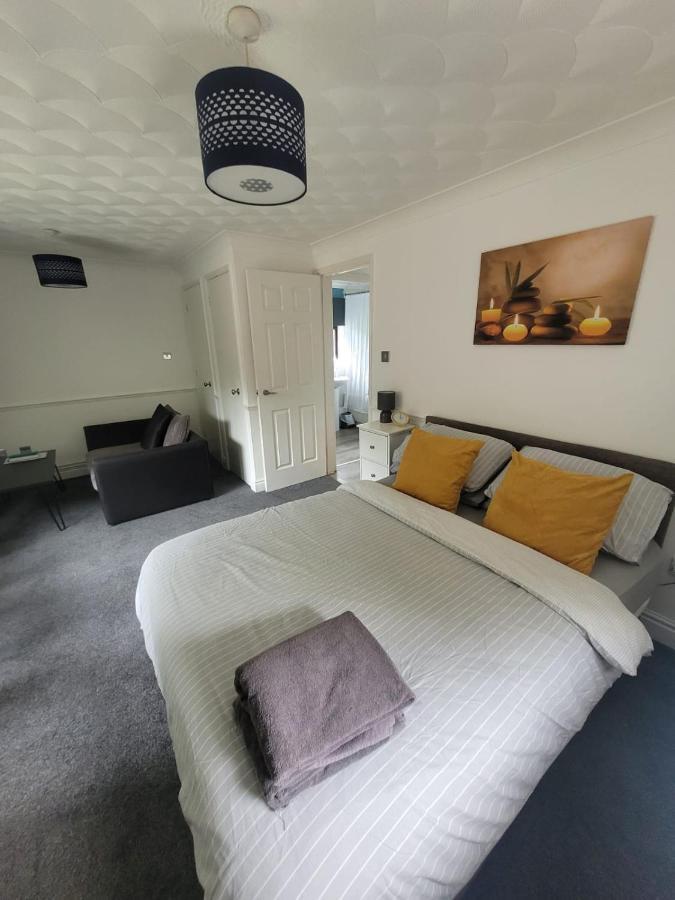 Lovely City Studio Near Station. Off Road Parking. Apartment *